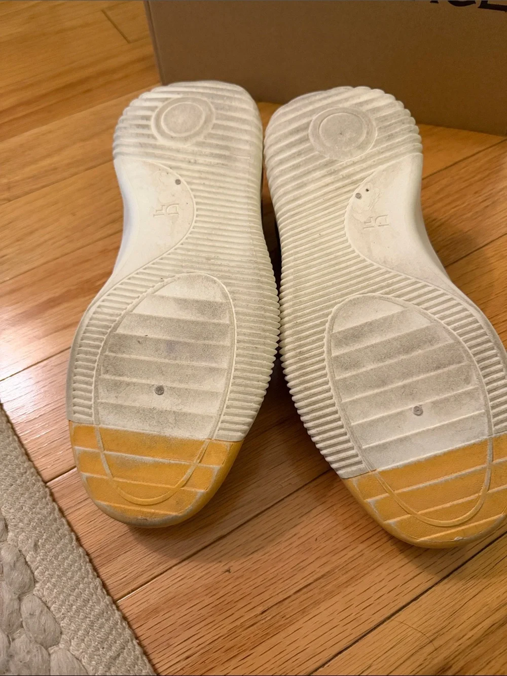Deflorance Cloudea Women's White and Black sneakers size 8.5 (fits 9.5 to 10)